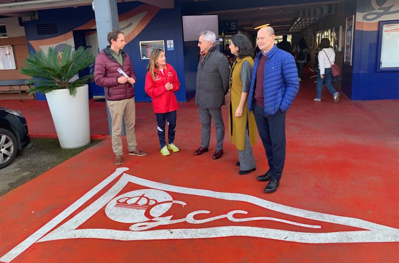 Carlos Siñeriz junto a los miembros de la junta directiva del Real Grupo de Cultura Covadonga en las instalaciones del club